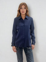 Chemise manches longues coloris marine en soie. Coupe légèrement cintrée avec 2 pinces dans le dos. Patte de boutonnage recouverte.  Vue face.