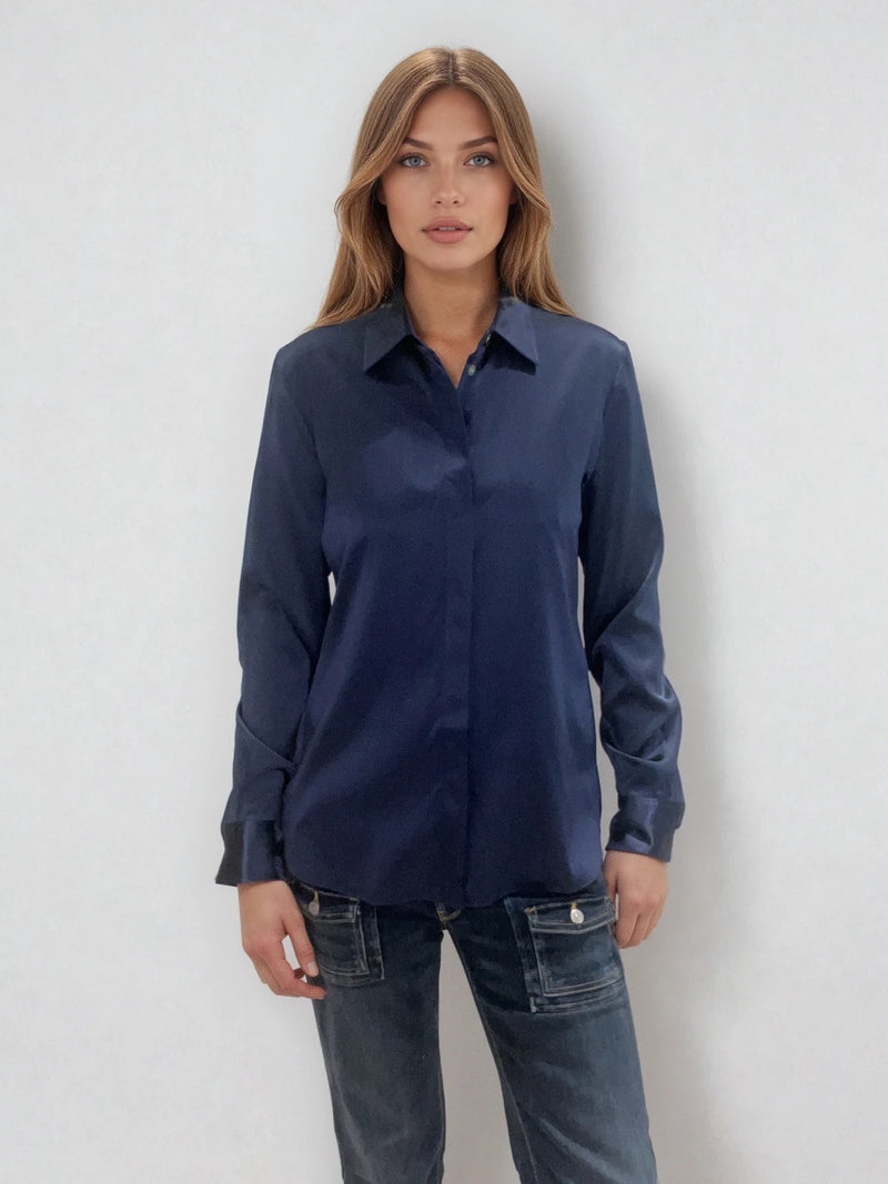 Chemise manches longues coloris marine en soie. Coupe légèrement cintrée avec 2 pinces dans le dos. Patte de boutonnage recouverte.  Vue face.