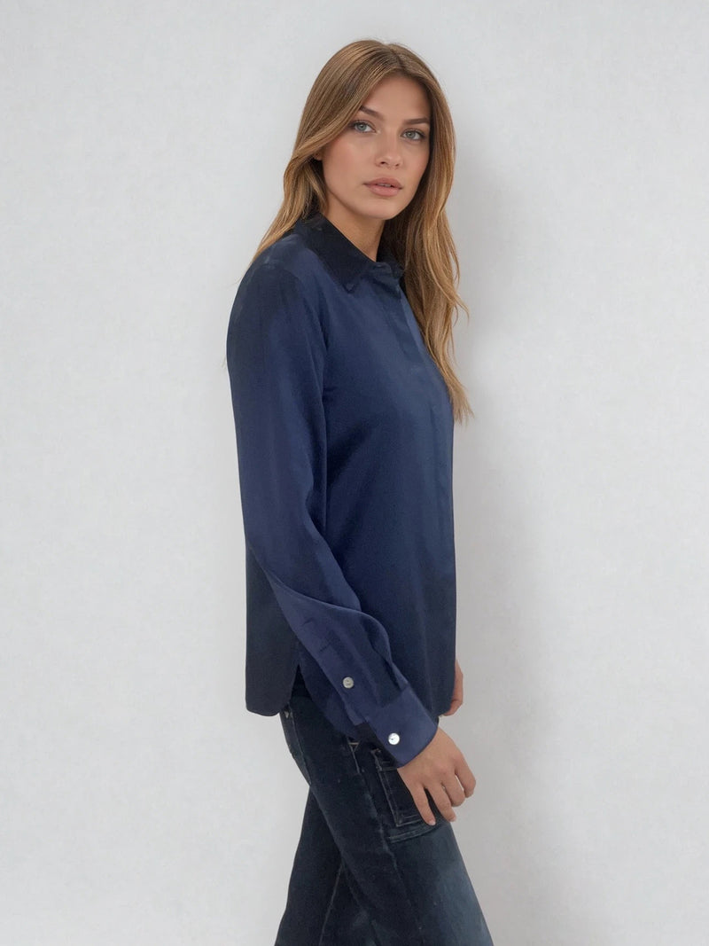 Chemise manches longues coloris marine en soie. Coupe légèrement cintrée avec 2 pinces dans le dos. Patte de boutonnage recouverte.  Vue profil.