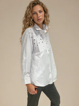 Chemise manches longues en 100% coton rayé beige et blanc. Petit col et forme trapèze avec des broderies ajourées au niveau du buste. Vue profil.