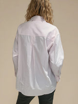 Chemise manches longues en 100% coton rayé rose et blanc. Petit col et forme trapèze avec un pli creux dans le dos. Vue dos.
