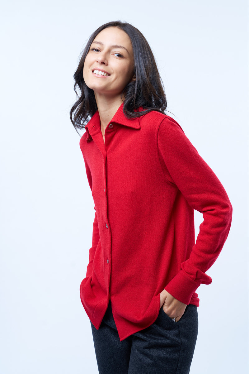 Chemise rouge, manches longues, coupe droite, 100% cachemire avec un col large et des poignets.
