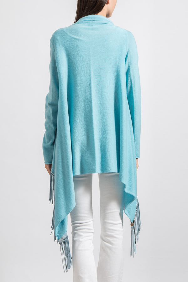 Gilet APACHE coloris aqua turquoise 100% cachemire manches longues avec des franges coloris de la même couleur en cuir d'agneau plongé de 15 cm sur les 2 côtés, il n'y a pas de fermeture. Les franges bougent avec le gilet. Le col  se positionne comme un drapé. Vue dos.