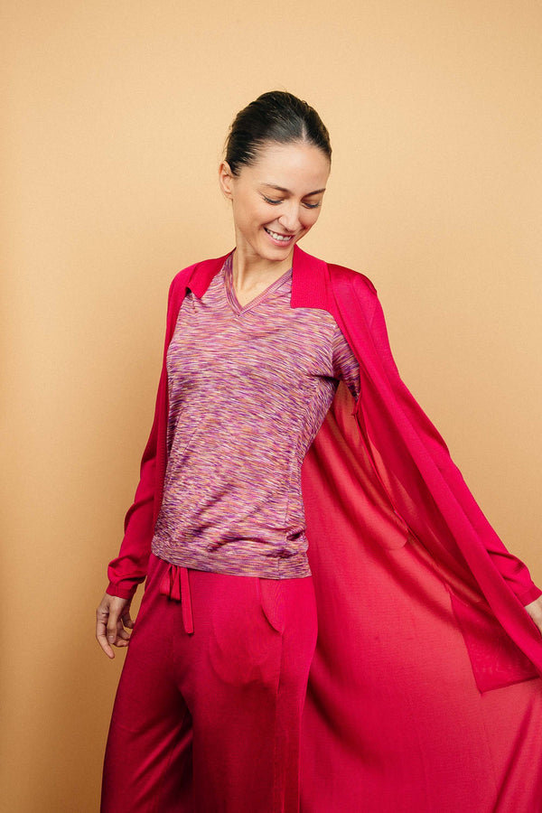 Gilet long rose fushia très lumineux en 100%viscose, petit col, pas de boutons, 2 poches plaquées, coupe droite et fluide.
Porté avec un t-shirt en viscose imprimé rose et un pantalon en viscose rose fushia uni.