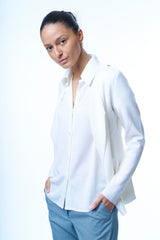 Gilet en 100% mérinos blanc, manches longues. Il a des épaulettes ornées d'un bouton doré. Il peut se porter croisé avec 3 boutons dorés sur le côté gauche ou ouvert, le col est souple.
A associer avec une chemise en mérinos blanche.