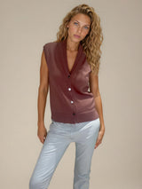 Gilet sans manches coloris lie de vin. Le gilet reprend les codes d'un gilet d'homme 5 boutons avec en plus un double col V. Finitions côtes. 56% laine mérinos et 44% soie.
Vue face.