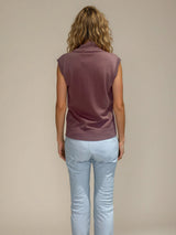 Gilet sans manches coloris lie de vin. Le gilet reprend les codes d'un gilet d'homme 5 boutons avec en plus un double col V. Finitions côtes. 56% laine mérinos et 44% soie.
Vue dos.