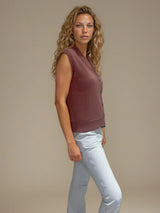 Gilet sans manches coloris lie de vin. Le gilet reprend les codes d'un gilet d'homme 5 boutons avec en plus un double col V. Finitions côtes. 56% laine mérinos et 44% soie.
Vue profil.