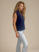 Gilet sans manches coloris marine, ton abricot. Le gilet reprend les codes d'un gilet d'homme 5 boutons avec en plus un double col V. Finitions côtes. 56% laine mérinos et 44% soie.
Vue profil.