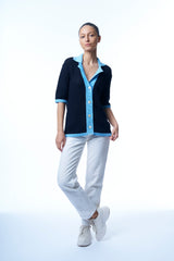 Gilet bicolore: le fond est bleu marine, l'encolure est bleu ciel, les finitions des manches et du gilet forment une bande de 2.5 cm bleu ciel. Le col façon chemise est largement ouvert, 4 boutons. La maille est souple et ajourée. 85% coton et 15% cachemire, manches courtes couvrant bien les avant-bras.