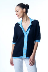 Gilet bicolore: le fond est bleu marine, l'encolure est bleu ciel, les finitions des manches et du gilet forment une bande de 2.5 cm bleu ciel. Le col façon chemise est largement ouvert, 4 boutons . La maille est souple et ajourée. 85% coton et 15% cachemire, manches courtes couvrant bien les avant-bras.