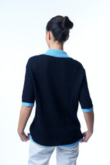 Gilet bicolore: le fond est bleu marine , l'encolure est bleu ciel, les finitions des manches et du gilet forment une bande de 2.5 cm bleu ciel. La maille est souple et ajourée. 85% coton et 15% cachemire, manches courtes couvrant bien les avant-bras. Vue dos.