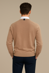 Gilet col V camel pour homme en cachemire, soie, mérinos. La coupe est droite, il est boutonné devant. Sur la nuque se trouve un petit carré écru et noir très discret. Emmanchures droites, allure décontractée. Vue dos.