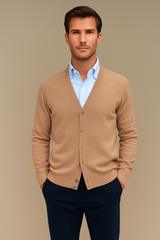 Gilet col V camel pour homme en cachemire, soie, mérinos. La coupe est droite, il est boutonné devant. Emmanchures droites, allure décontractée. Vue face.