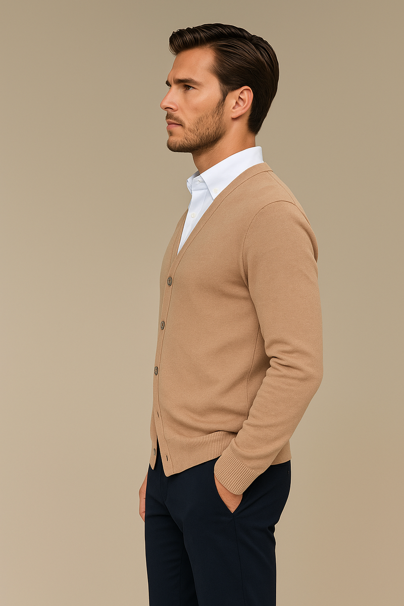 Gilet col V camel pour homme en cachemire, soie, mérinos. La coupe est droite, il est boutonné devant. Emmanchures droites, allure décontractée. Vue profil.