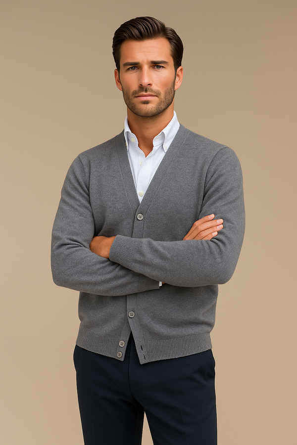 Gilet col V gris pour homme en cachemire, soie, mérinos. La coupe est droite, il est boutonné devant. Emmanchures droites, allure décontractée. Vue face.