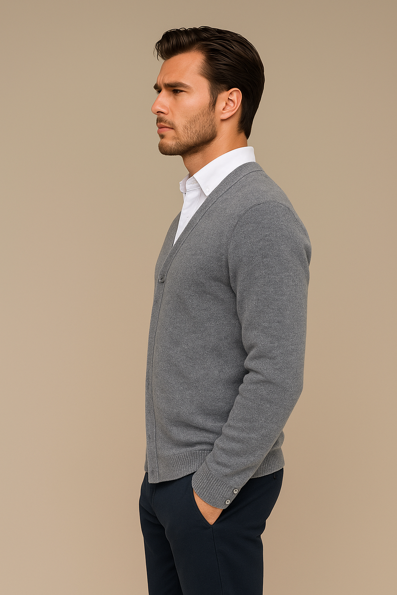 Gilet col V gris pour homme en cachemire, soie, mérinos. La coupe est droite, il est boutonné devant. Emmanchures droites, allure décontractée. Vue profil.