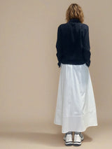 Jupe longue blanche en 100% coton, la coupe est ample et se termine par une finition ballon. Taille élastiquée avec 2 poches italiennes sur les côtés.
Vue dos.