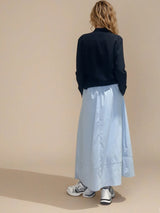 Jupe longue ciel en 100% coton, la coupe est ample et se termine par une finition ballon. Taille élastiquée avec 2 poches italiennes sur les côtés.
Vue dos.