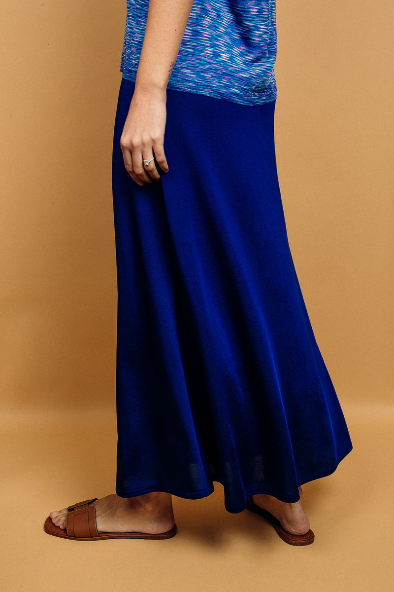 Jupe longue de 90 cm, doublée sur 40 cm, taille élastiquée, bleu uni très lumineux. La jupe est légèrement évasée, elle est en 100% maille viscose très fluide.