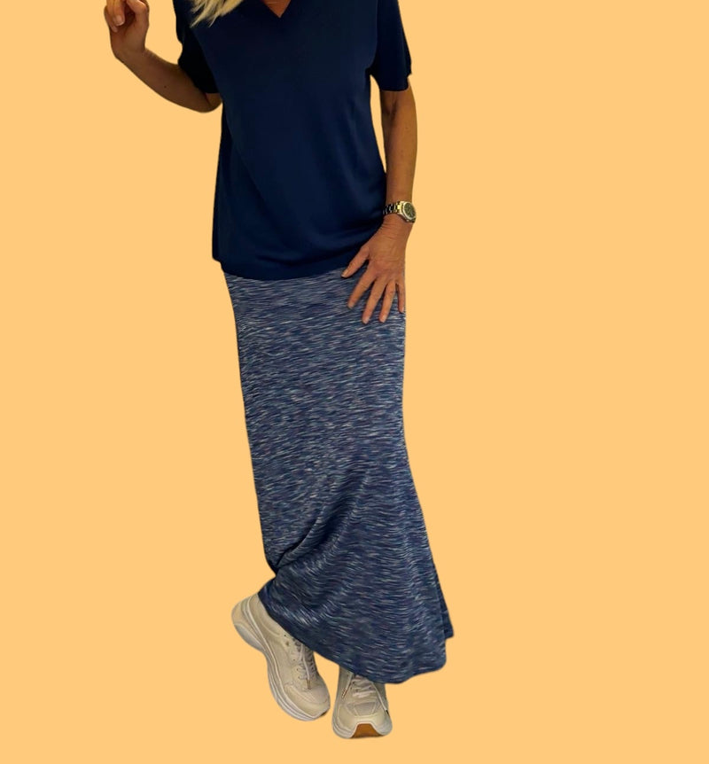 Jupe longue de 90 cm, doublée sur 40 cm, taille élastiquée, imprimé bleu qui est un mélange de bleu, de mauve, de blanc, réunis dans un graphisme strié très lumineux. La jupe est légèrement évasée, elle est en 100% maille viscose très fluide.  Associée au t-shirt en viscose bleu uni.