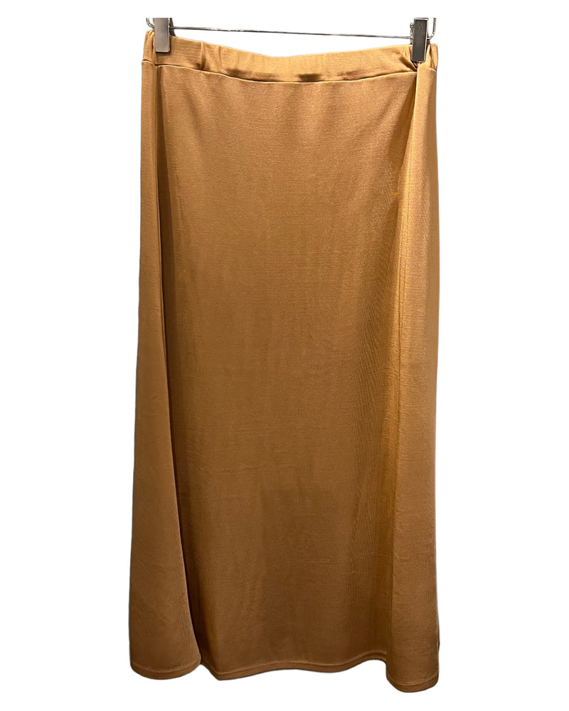 Jupe longue de 90 cm, doublée sur 40 cm, taille élastiquée, coloris doré très lumineux . La jupe est légèrement évasée, elle est en 100% maille viscose très fluide.