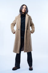 Manteau beige en fausse fourrure effet bouclé. 100%polyester. Coupe droite façon pardessus croisé, fermé par 2 boutons. Col tailleur, 2 poches cotés.