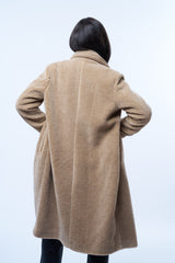 Manteau beige en fausse fourrure effet bouclé. 100% polyester. Coupe droite façon pardessus croisé, fermé par 2 boutons. Col tailleur, 2 poches cotés. Vue dos.