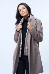 Manteau coupe droite style pardessus masculin coloris taupe fermé par 3 boutons. Manches montées, 2 poches. Un col taupe façon doudoune se zippe sur le col tailleur.