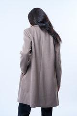 Manteau coupe droite style pardessus masculin coloris taupe. Manches montées, 2 poches. Vue dos.