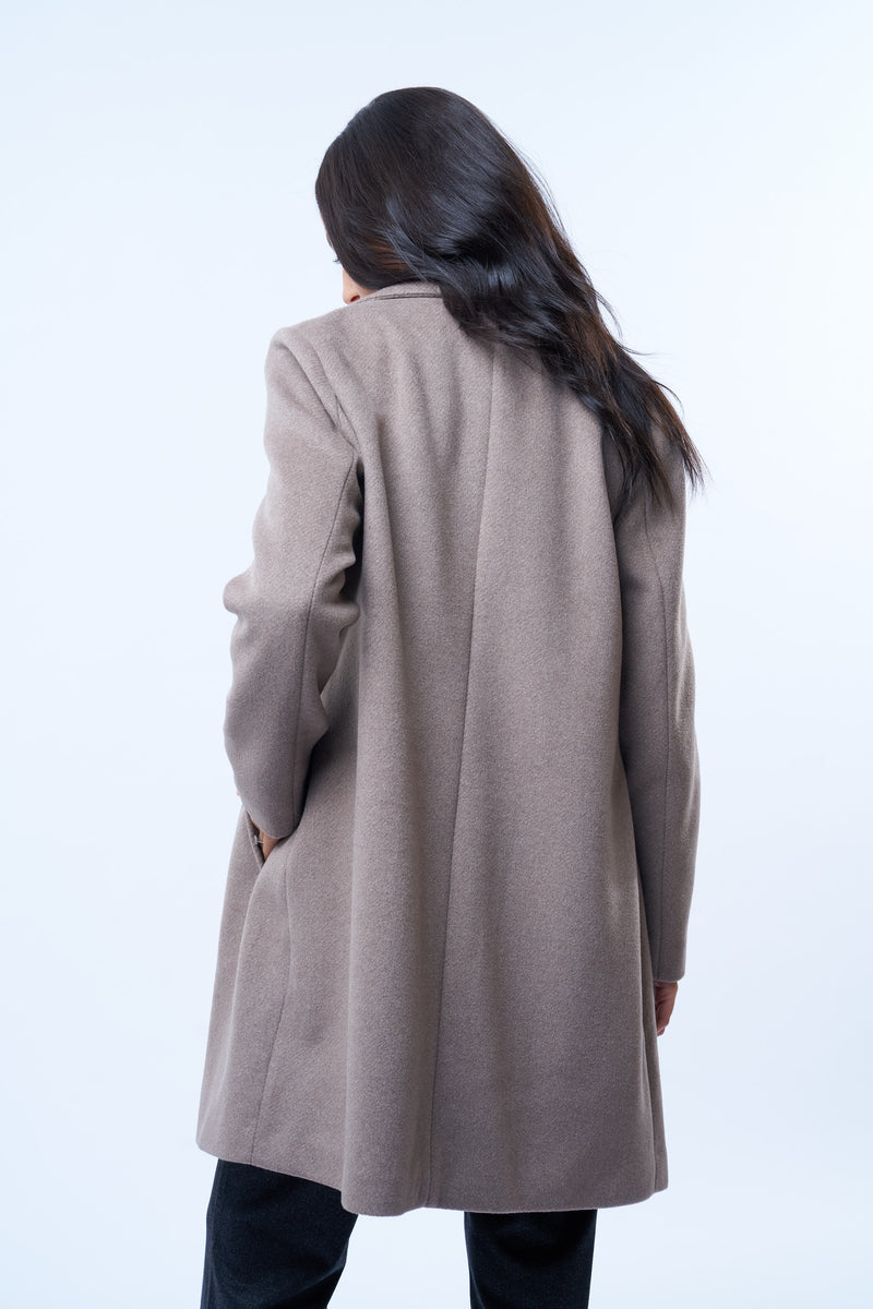 Manteau coupe droite style pardessus masculin coloris taupe. Manches montées, 2 poches. Vue dos.