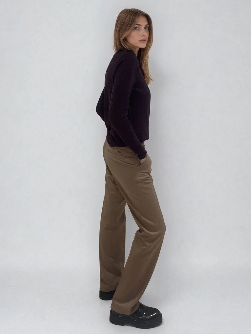 Pantalon de ville droit camel , allure masculin féminin.  Poches italiennes et 2 fausses poches passepoilées dans le dos. Passants sur la ceinture. Composition: 78% polyester, 18% rayon, 4% élasthanne. Vue profil.