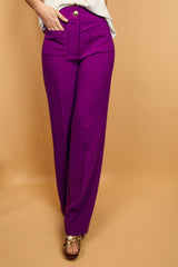 Pantalon BRIGITTE coloris aubergine, coupe large sur toute la jambe, 2 poches plaquées sur le devant. Taille placée avec bouton doré. Texture douce et fluide 95% viscose et 5% élasthanne.