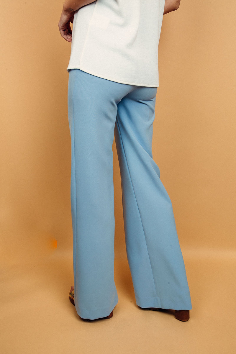 Pantalon BRIGITTE ciel, coupe large sur toute la jambe. Texture douce et fluide 95% viscose et 5% élasthanne.