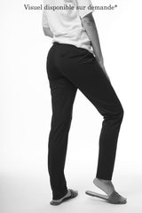 Pantalon CHILL, coupe jogging avec une taille élastiquée et un cordon. Le pantalon est légèrement resserré dans le bas. 2 fausses poches passepoilées au dos. Fluide, léger, jogging chic.
