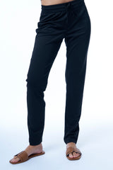Pantalon coloris marine, coupe jogging avec une taille élastiquée et un cordon. Le pantalon est légèrement resserré dans le bas. Fluide, léger, jogging chic.