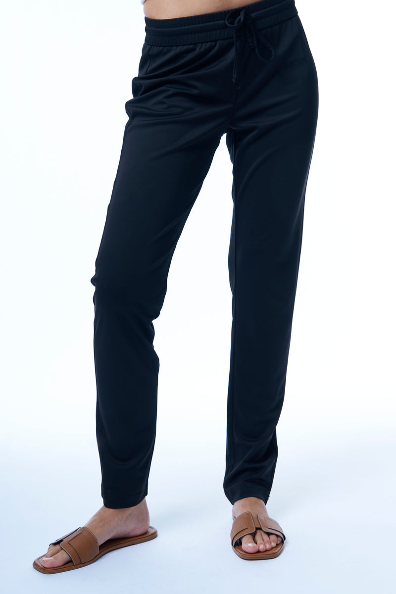 Pantalon coloris marine, coupe jogging avec une taille élastiquée et un cordon. Le pantalon est légèrement resserré dans le bas. Fluide, léger, jogging chic.