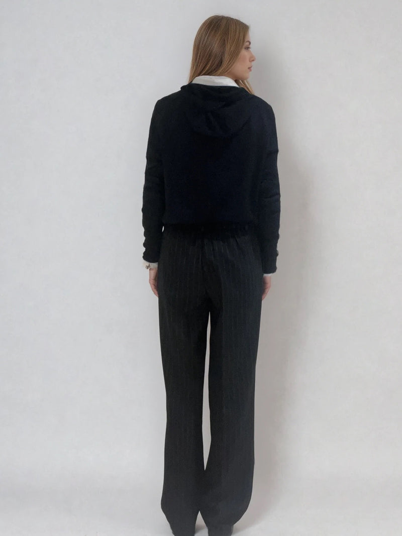 Pantalon large marine avec des rayures tennis. Il a des pinces devant et la ceinture avec des passants a le dos élastiqué. Aspect du tissu flanelle très doux, composé de 68%polyester, 30%viscose, 2%élasthanne. Vue dos.