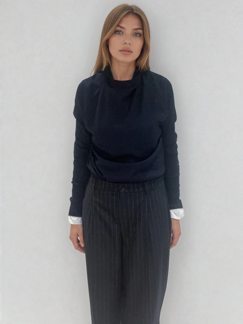 Pantalon large marine avec des rayures tennis. Il a des pinces devant et la ceinture avec des passants a le dos élastiqué. Aspect du tissu flanelle très doux, composé de 68%polyester, 30%viscose, 2%élasthanne. Vue face.