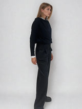 Pantalon large marine avec des rayures tennis. Il a des pinces devant et la ceinture avec des passants a le dos élastiqué. Aspect du tissu flanelle très doux, composé de 68%polyester, 30%viscose, 2%élasthanne.