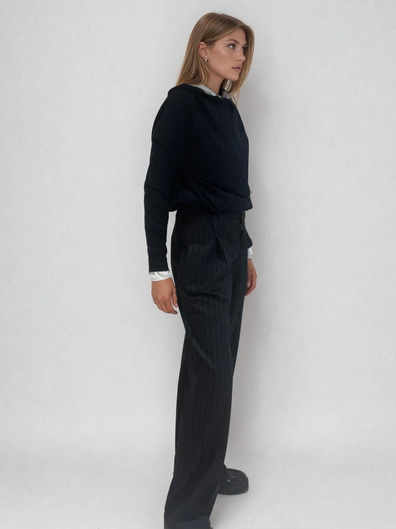 Pantalon large marine avec des rayures tennis. Il a des pinces devant et la ceinture avec des passants a le dos élastiqué. Aspect du tissu flanelle très doux, composé de 68%polyester, 30%viscose, 2%élasthanne.