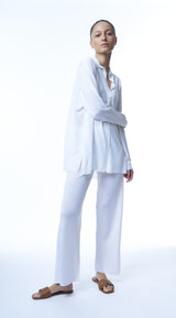 Pantalon en 100% viscose blanc. Taille élastiquée, la coupe est droite, la largeur du bas est de 24 cm.  Matière fluide, couleur lumineuse, très confortable pour l'été. A associer avec la chemise ample en viscose.