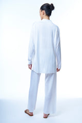 Pantalon en 100% viscose blanc. Taille élastiquée, la coupe est droite, la largeur du bas est de 24 cm.  Matière fluide, couleur lumineuse, très confortable pour l'été. A associer avec la chemise en viscose.