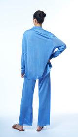 Pantalon en 100% viscose ciel. Taille élastiquée, la coupe est droite, la largeur du bas est de 24 cm.  Matière fluide, couleur lumineuse, très confortable pour l'été. A associer avec la chemise en viscose.