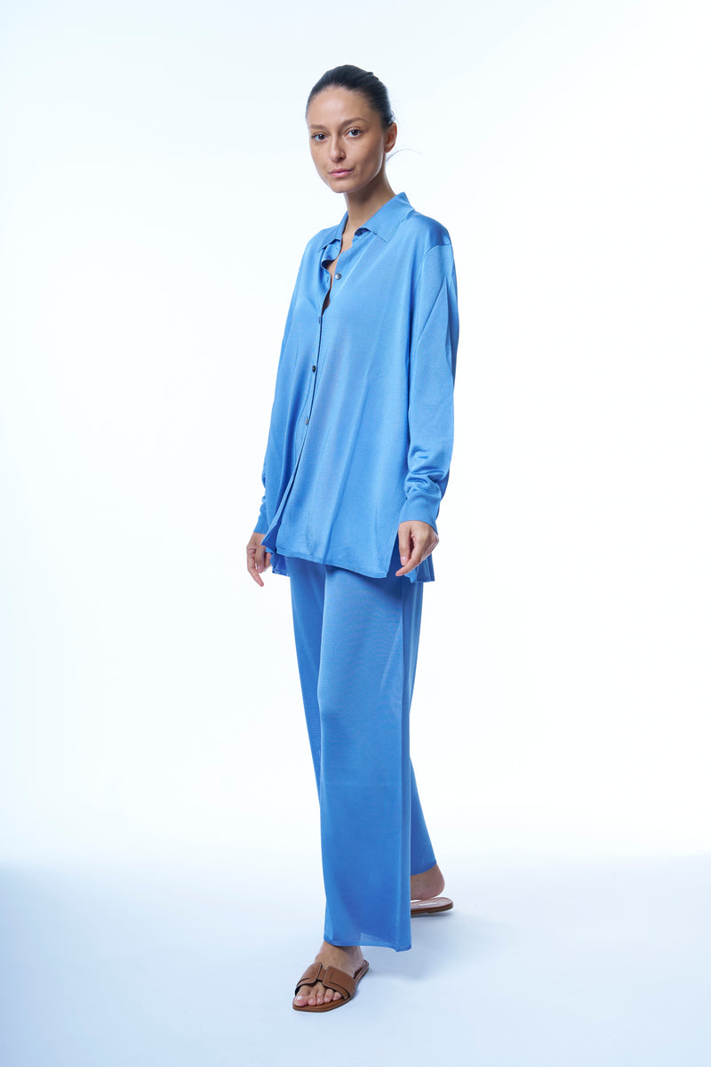 Pantalon en 100% viscose ciel. Taille élastiquée, la coupe est droite, la largeur du bas est de 24 cm.  Matière fluide, couleur lumineuse, très confortable pour l'été. A associer avec la chemise en viscose.