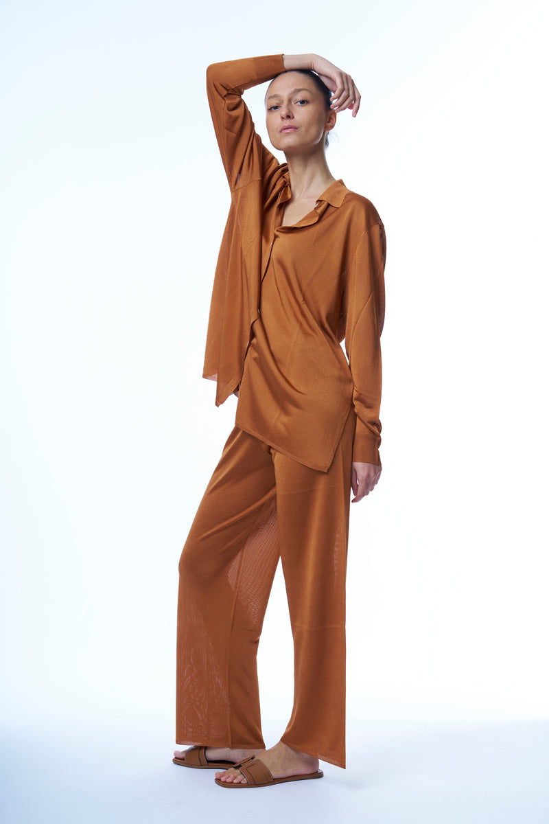 Pantalon en 100% viscose cuivre. Taille élastiquée, la coupe est droite, la largeur du bas est de 24 cm.  Matière fluide, couleur lumineuse, très confortable pour l'été. A associer avec la chemise ample en viscose.