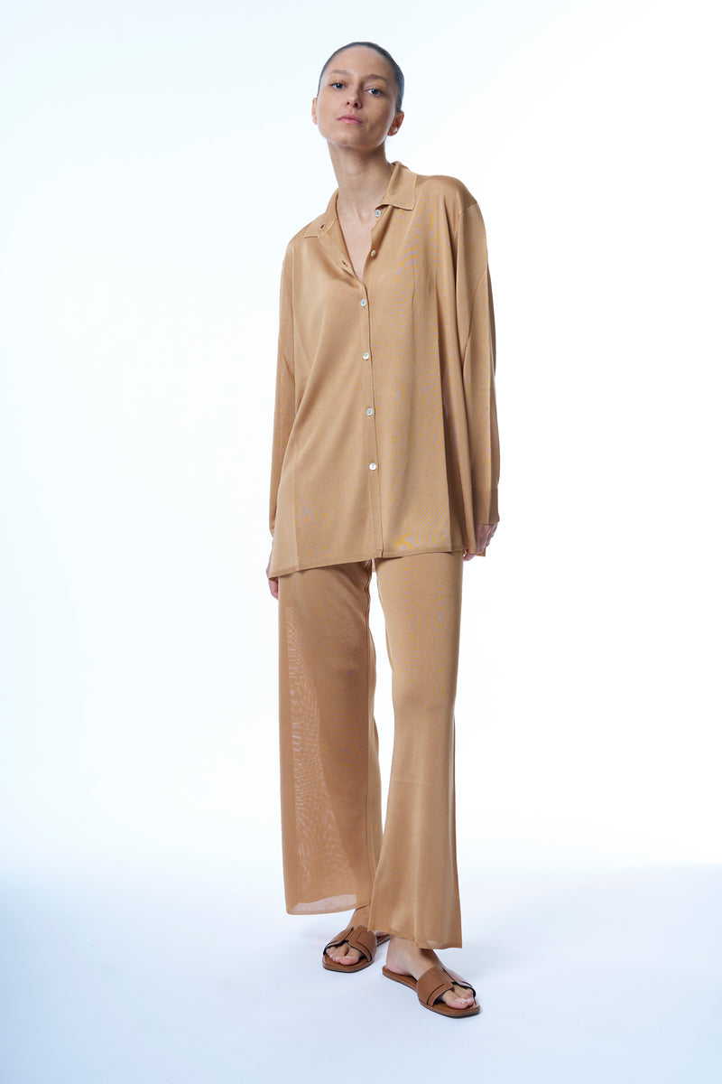 Pantalon en 100% viscose doré miel. Taille élastiquée, la coupe est droite, la largeur du bas est de 24 cm.  Matière fluide, couleur lumineuse, très confortable pour l'été. A associer avec la chemise ample  en viscose.