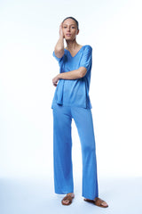 Pantalon en 100% viscose ciel. Taille élastiquée, la coupe est droite, la largeur du bas est de 24 cm.  Matière fluide, couleur lumineuse, très confortable pour l'été. A associer avec le top en viscose.