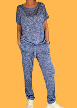 Pantalon imprimé bleu très lumineux: mélange de nuances de bleu, de violet, de blanc réunis dans un graphisme strié. La taille est élastique est ajustée par un lacet en viscose, il a 1 poche de chaque côté.  La forme est droite, le bas n'est pas resserré. Il est en 100% viscose ce qui apporte au pantalon de la fluidité, de la brillance et un confort maxi. Associé au top en viscose imprimé bleu avec épaules dénudées. 