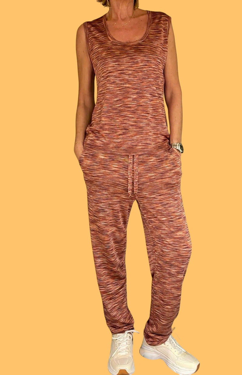 Pantalon imprimé orange très lumineux: mélange de nuances d'orange, de brun, de blanc réunis dans un graphisme strié. La taille est élastique est ajustée par un lacet en viscose, il a 1 poche de chaque côté.  La forme est droite, le bas n'est pas resserré. Il est en 100% viscose ce qui apporte au pantalon de la fluidité, de la brillance et un confort maxi. Associé au débardeur sans manches en viscose imprimé orange.